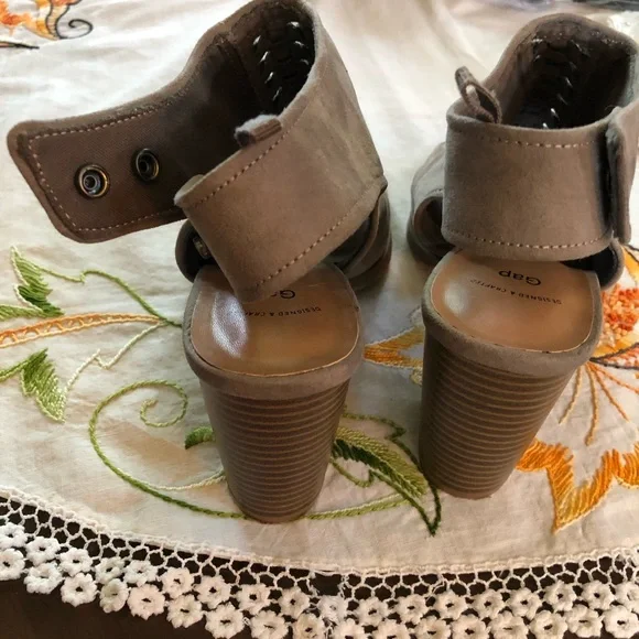 Gap Peep-Toe Braided Stacked Heel Sandal. Taupe Suede Snap-back Closure. Size 8 - Picture 8 of 10